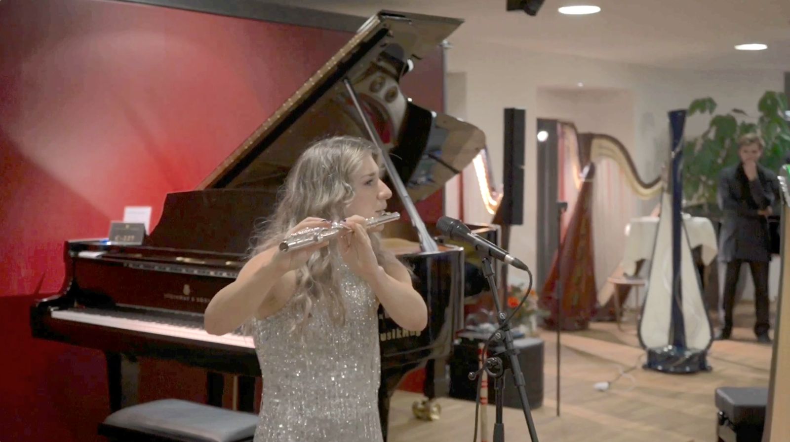 Tania Pimenova playing at an evening event